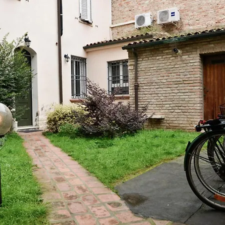 Degli Estensi - In Centro Storico Con Jacuzzi Apartamento
